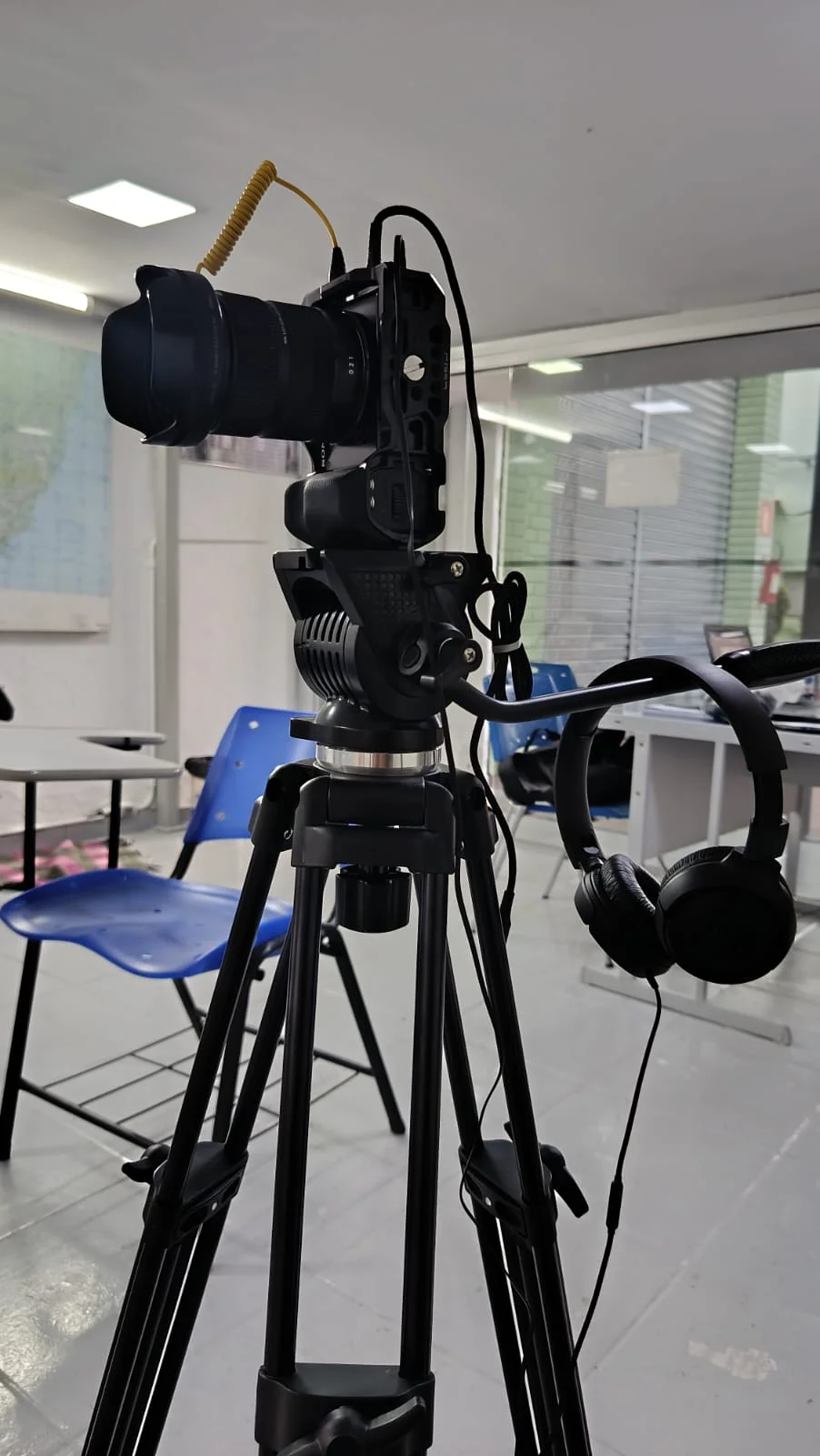 Câmera profissional preparada para uma gravação