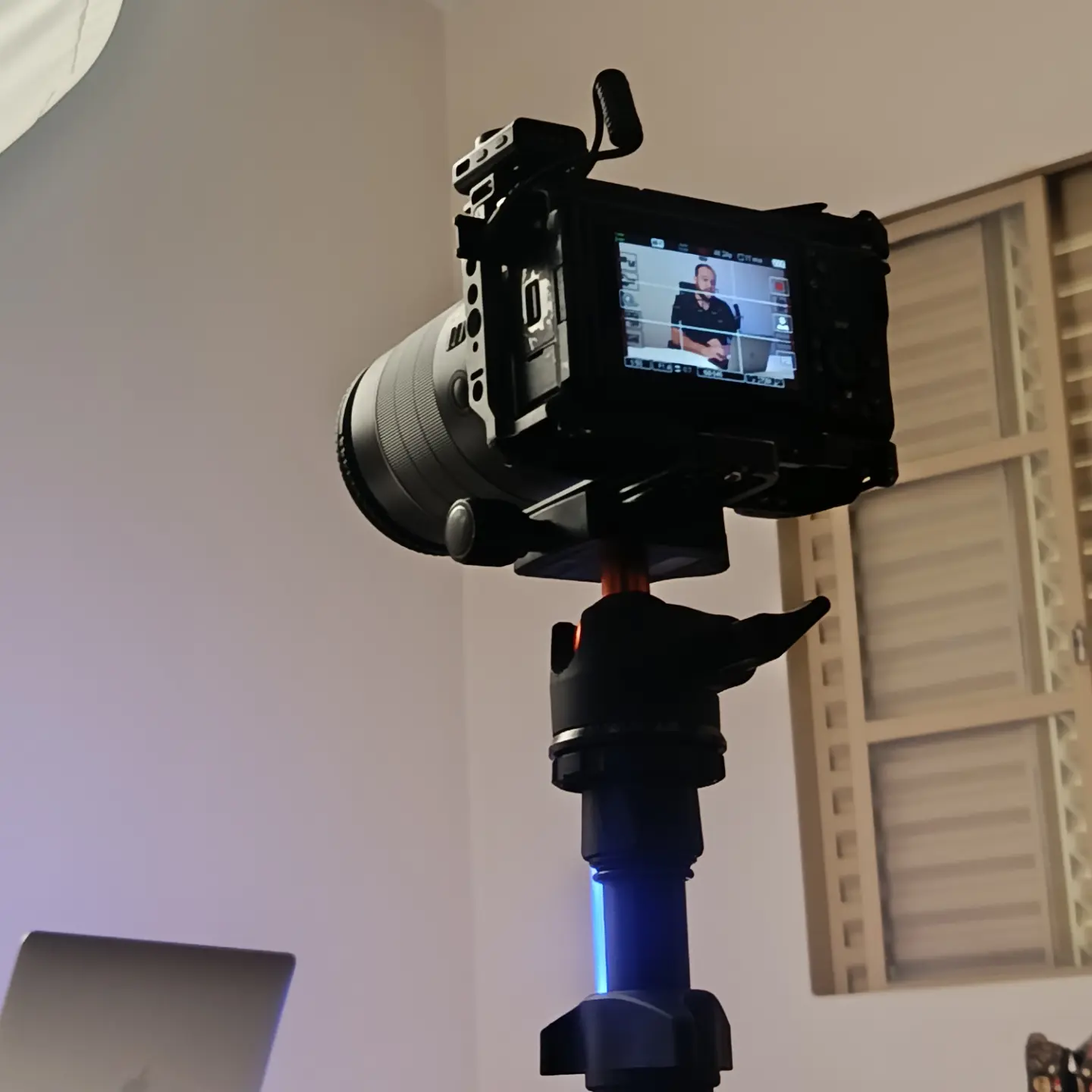 Câmera profissional durante uma gravação